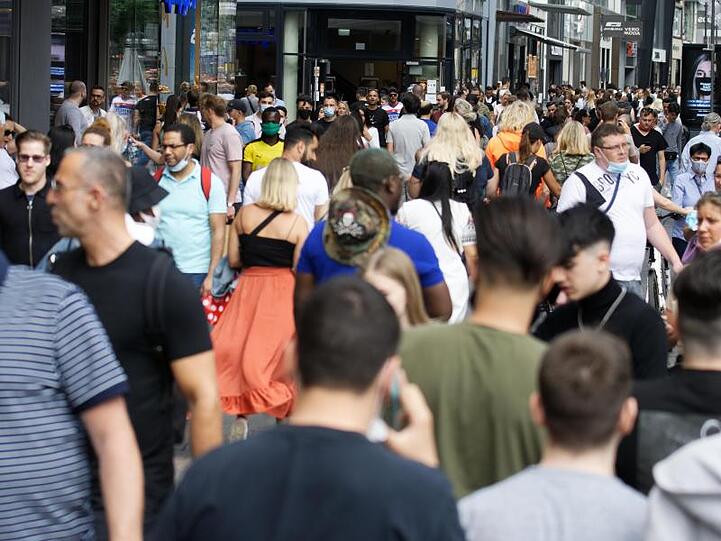 Bei gutem Wetter zum Pfingstwochenende ist die Einkaufsmeile in der Hohen Straße in der Kölner Innenstadt gut besucht.
