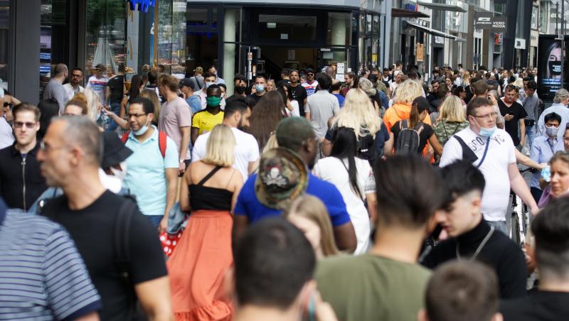 Bei gutem Wetter zum Pfingstwochenende ist die Einkaufsmeile in der Hohen Straße in der Kölner Innenstadt gut besucht. Bei gutem Wetter zum Pfingstwochenende ist die Einkaufsmeile in der Hohen Straße in der Kölner Innenstadt gut besucht.