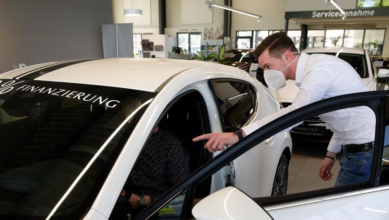 Nach wochenlangen Schließungen wegen der Corona-Pandemie haben in Nordrhein-Westfalen am Montag etliche Geschäfte wie auch Autohäuser wieder geöffnet. Nach wochenlangen Schließungen wegen der Corona-Pandemie haben in Nordrhein-Westfalen am Montag etliche Geschäfte wie auch Autohäuser wieder geöffnet.
