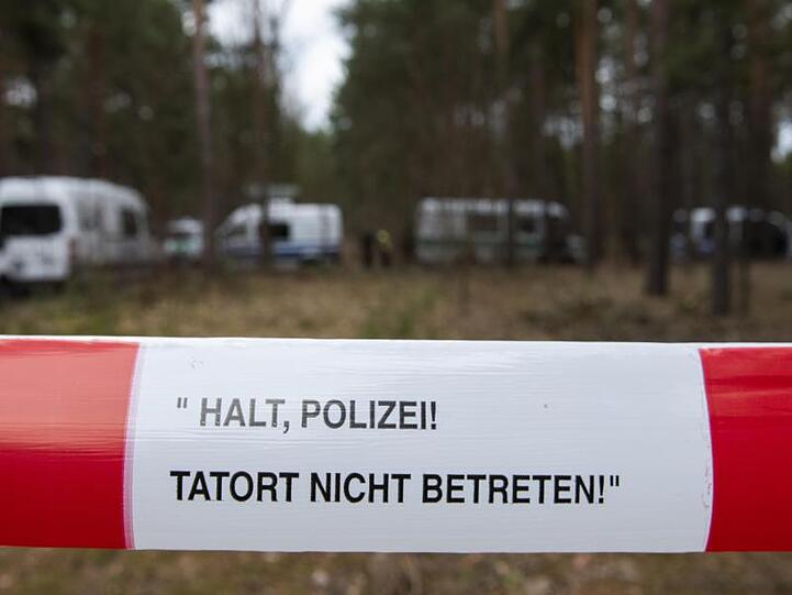 Das Band der Polizei mit der Aufschrift: "Halt, Polizei! Tatort nicht betreten!" sperrt ein Waldstück im Landkreis Oder-Spree ab. Hier sucht die Polizei nach der vermissten Rebecca.