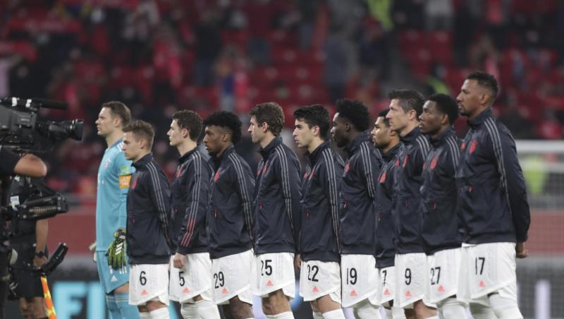 Die Mannschaft vom FC Bayern vor Beginn des Spiels gegen Al Ahly Kairo auf dem Rasen.