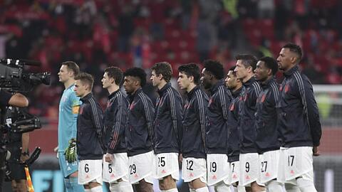 Die Mannschaft vom FC Bayern vor Beginn des Spiels gegen Al Ahly Kairo auf dem Rasen.