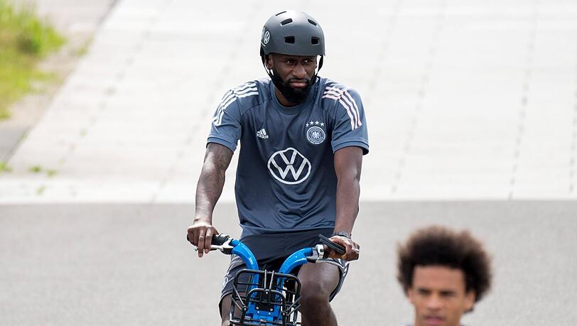 Helm auf zum Gefecht mit Frankreichs Offensiv-Stars: DFB-Ass Toni Rüdiger.