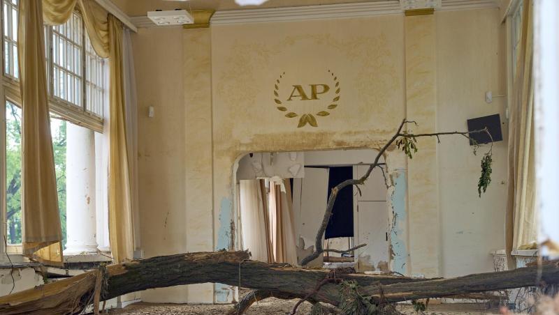 Im Kursaal von Bad Neuenahr hat die Flut einen Baum angespült.