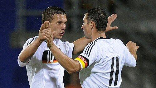 Durfte nur seinem Bayern-Kumpel Lukas Podolski (l.) dessen Toren gratulieren: Miroslav Klose selbst spielte schwach. Durfte nur seinem Bayern-Kumpel Lukas Podolski (l.) dessen Toren gratulieren: Miroslav Klose selbst spielte schwach.