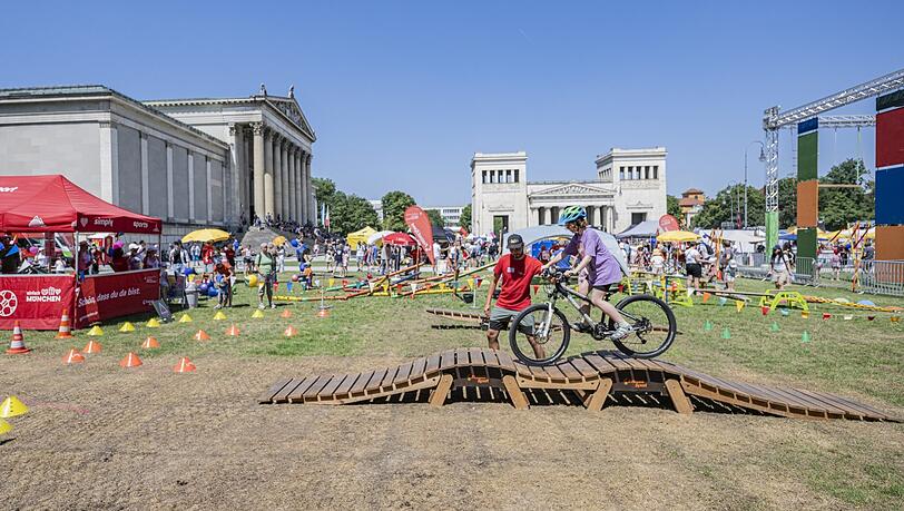 Alle Sportfans und solche, die es noch werden wollen, sind an diesem Sonntag am Königsplatz bestens aufgehoben.