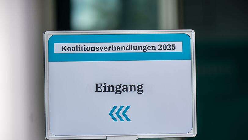 Die Unterhändler von Union und SPD führen ihre Koalitionsgespräche in großer Runde fort. (Archivbild)