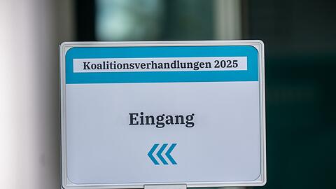 Die Unterhändler von Union und SPD führen ihre Koalitionsgespräche in großer Runde fort. (Archivbild)