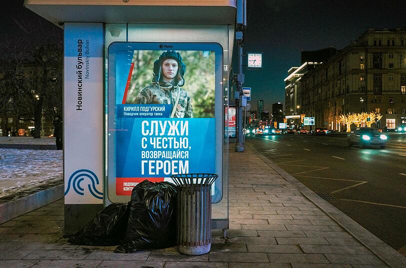 "Diene mit Ehre, kehre als Held zurück", steht auf dem Plakat. Die Kriegspropaganda ist in Russland inzwischen allgegenwärtig. "Diene mit Ehre, kehre als Held zurück", steht auf dem Plakat. Die Kriegspropaganda ist in Russland inzwischen allgegenwärtig.