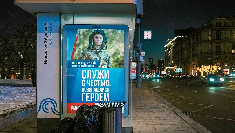 "Diene mit Ehre, kehre als Held zurück", steht auf dem Plakat. Die Kriegspropaganda ist in Russland inzwischen allgegenwärtig. "Diene mit Ehre, kehre als Held zurück", steht auf dem Plakat. Die Kriegspropaganda ist in Russland inzwischen allgegenwärtig.