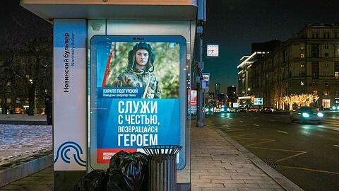 "Diene mit Ehre, kehre als Held zur&uuml;ck", steht auf dem Plakat. Die Kriegspropaganda ist in Russland inzwischen allgegenw&auml;rtig.