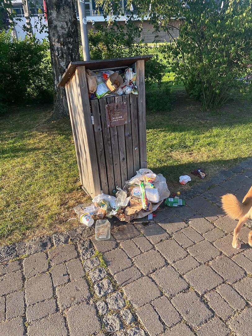 Der Müll quillt über, manche Gäste haben ihn neben der Tonne abgelegt. Der Müll quillt über, manche Gäste haben ihn neben der Tonne abgelegt.