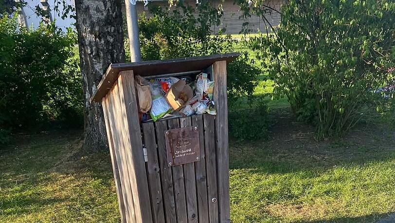 Der M&uuml;ll quillt &uuml;ber, manche G&auml;ste haben ihn neben der Tonne abgelegt.