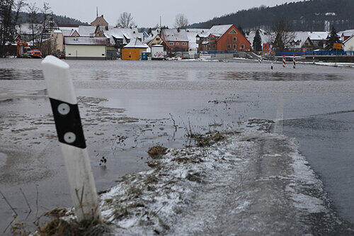 Hochwasser in Ammerndorf (Kreis Fürth): Nicht nur hier mussten Straßen wegen Überschwemmung gesperrt werden.
