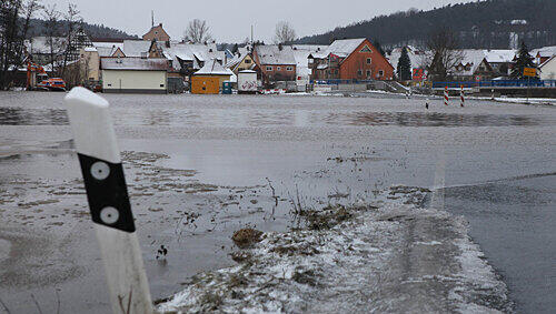 Hochwasser in Ammerndorf (Kreis Fürth): Nicht nur hier mussten Straßen wegen Überschwemmung gesperrt werden. Hochwasser in Ammerndorf (Kreis Fürth): Nicht nur hier mussten Straßen wegen Überschwemmung gesperrt werden.