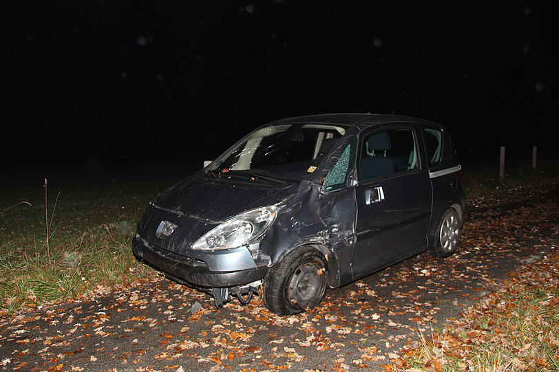 Warum ein VW Golf und ein Ford auf der Staatsstraße 2068 bei Mailing zusammenstießen, ist bisher unbekannt. Fünf Personen wurden bei dem Unfall verletzt, eine Frau, die 25-jährige Fahrerin des VW Golf, schwer.
