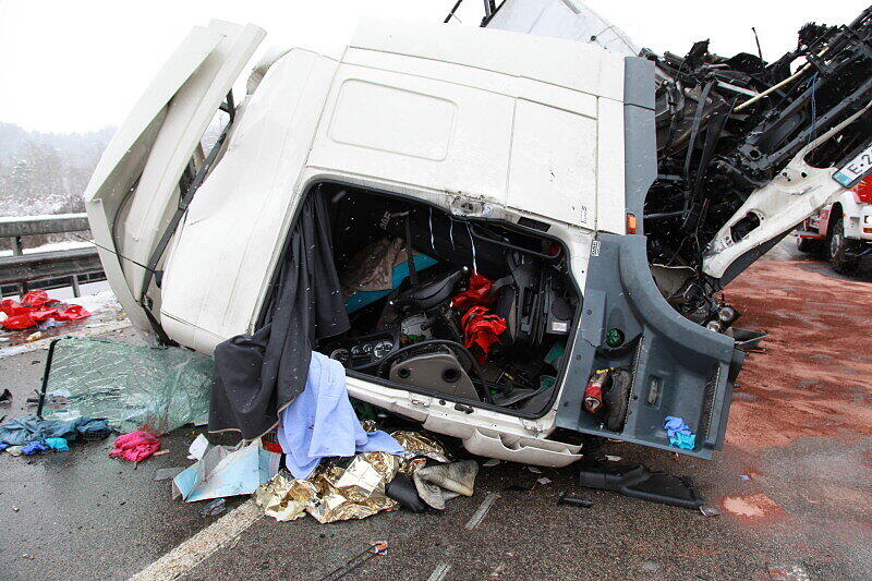 Schwerer Lkw-Unfall auf der A 8 in Richtung Salzburg: Die Bilder