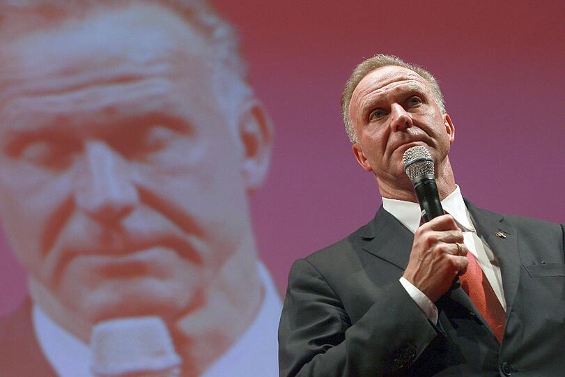 Auch die Ansprache von Karl-Heinz Rummenigge kann die Stimmung nicht aufheitern. Die Bayern sind bestürzt über ihre Niederlage.