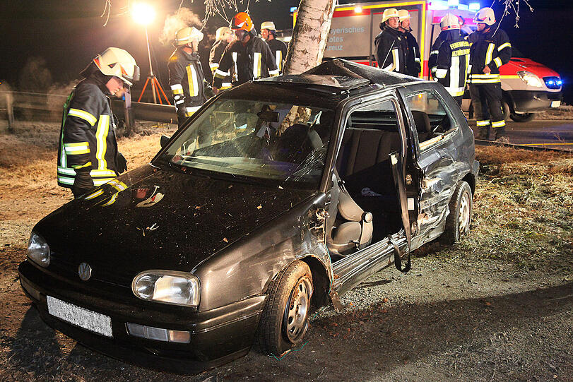 Glatteis auf der B12 (Nähe Ecksberger Berg): Ein junger Mann schlittert aus einer langezogenen Rechtskurve und prallt gegen einen Baum. Mit schwerem Gerät befreit die Feuerwehr den eingeklemmten Fahrer. Die Bilder vom Unfall.