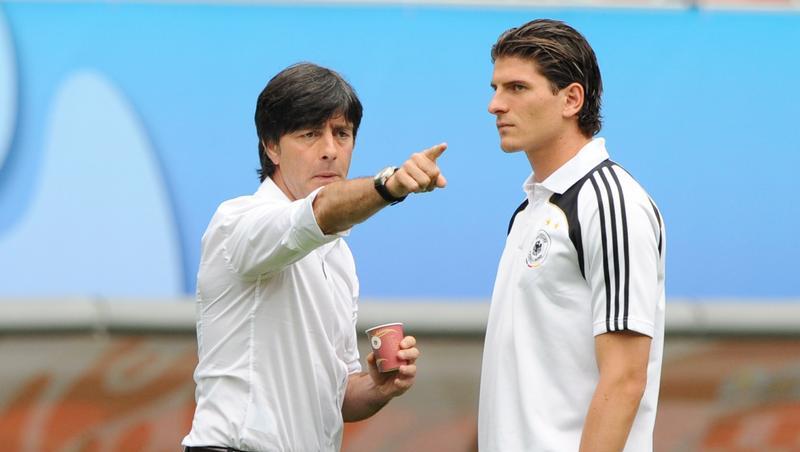 Bundestrainer Jogi Löw (l.) im Gespräch mit Mario Gomez. Bundestrainer Jogi Löw (l.) im Gespräch mit Mario Gomez.