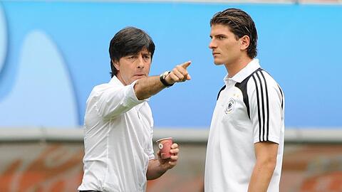 Bundestrainer Jogi Löw (l.) im Gespräch mit Mario Gomez.