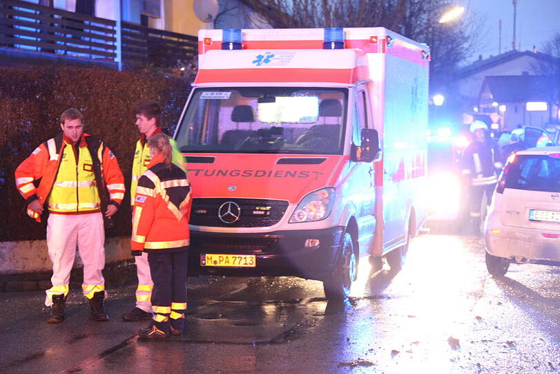 In Forstinning wurde eine Frau angefahren und schwer verletzt - Bilder von der Unfallstelle