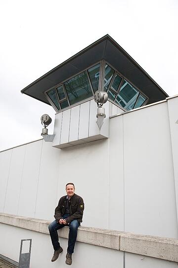 VON STADELHEIM IN DEN STADTRAT - 
Michael Sporrer (44) geht jeden Tag dorthin, wo andere am liebsten nie sein möchten: ins Gefängnis Stadelheim. Der Justizvollzugsbeamte ist Vize-Leiter im Besuchsbereich. 
Der Straubinger kam 1990 nach München, machte eine Ausbildung bei der Post &ndash; und ist hier fest verwurzelt geblieben: &bdquo;Meine Frau ist aus Wien, ihr gefällt die Großstadt.&ldquo; 
Erst mit dem Streit in der SPD um Schröders Agenda 2010 ist Sporrer vor zehn Jahren &bdquo;aus linker Seele&ldquo; politisch aktiv geworden und wurde für die SPD in den Bezirksausschuss gewählt. Er sagt: &bdquo;Es ist mir wichtig, vor Ort den Menschen helfen zu können.&ldquo;