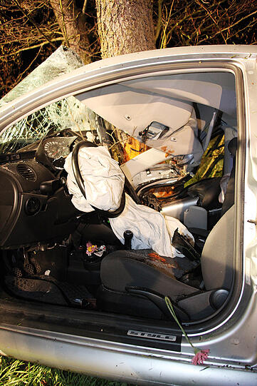 Betrunken und ohne Führerschein ist ein 17-Jähriger nach der Disco gegen einen Baum gerast. Die Bilder vom Unfallort.