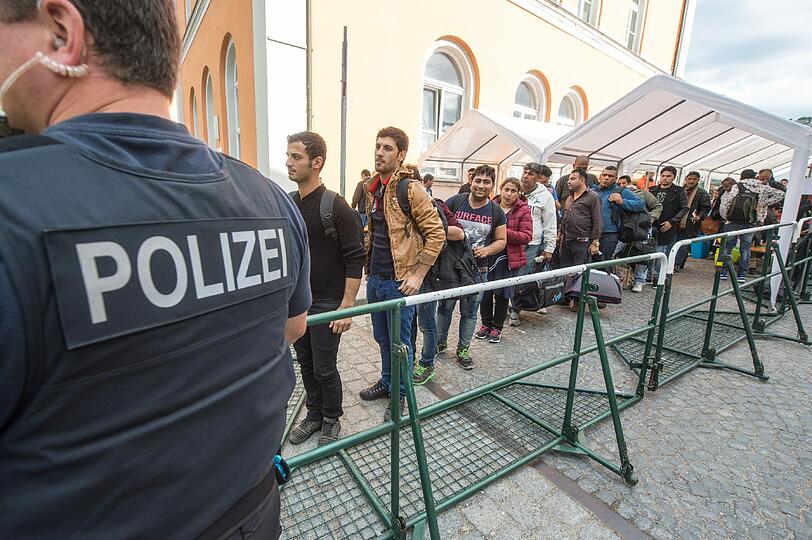 Am Passauer Hauptbahnhof kommen täglich Hunderte Flüchtlinge an. (Archivbild)