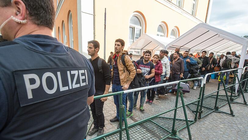 Am Passauer Hauptbahnhof kommen täglich Hunderte Flüchtlinge an. (Archivbild) Am Passauer Hauptbahnhof kommen täglich Hunderte Flüchtlinge an. (Archivbild)
