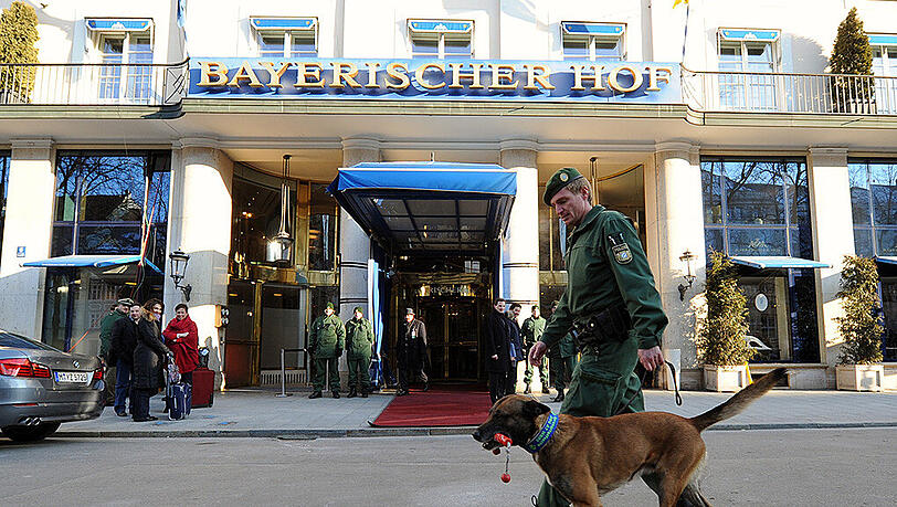 Am kommenden Wochenende findet die 52. Münchner Sicherheitskonferenz im Bayerischen Hof statt. Auch in diesem Jahr wird es wieder eine große Gegendemo geben. Am kommenden Wochenende findet die 52. Münchner Sicherheitskonferenz im Bayerischen Hof statt. Auch in diesem Jahr wird es wieder eine große Gegendemo geben.