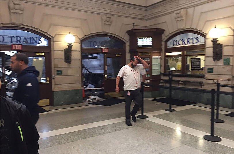 Der Bahnhof von Hoboken wurde bei dem Zugunglück großflächig zerstört. Die Bilder vom Unfallort.