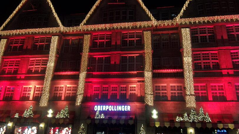 ... gern in weihnachtlichem Rot ist die Stadt voller Lichter. Auch viele Schaufenster...