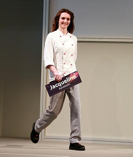 Jacqueline Schmiedler (19), Konditorin. Hier läuft sie im Arbeitsoutfit und...