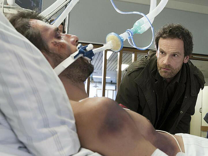 Ein junger Fallschimspringer ist schwer verletzt. Das "Tatort"-Team um Kommissar Faber (r.) ermittelt