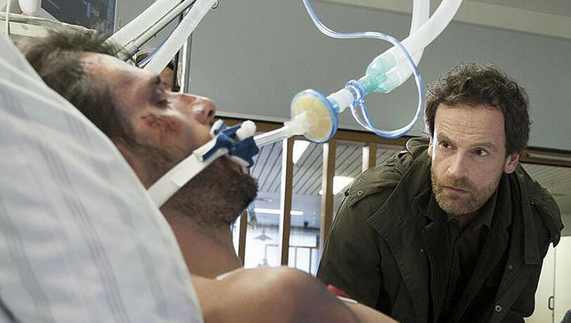 Ein junger Fallschimspringer ist schwer verletzt. Das "Tatort"-Team um Kommissar Faber (r.) ermittelt Ein junger Fallschimspringer ist schwer verletzt. Das "Tatort"-Team um Kommissar Faber (r.) ermittelt