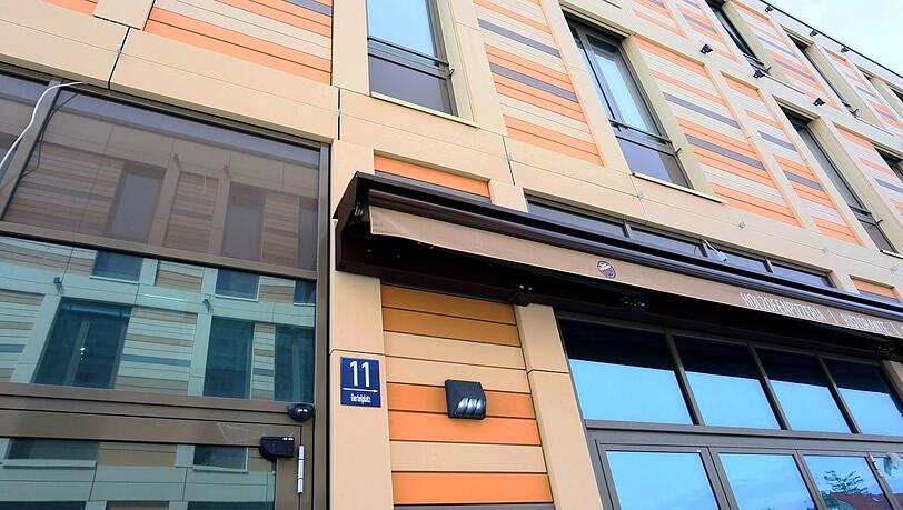 Die VHS hat wie alle Häuser am Oertelplatz eine gestreifte Fassade. Die VHS hat wie alle Häuser am Oertelplatz eine gestreifte Fassade.