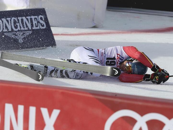 Alexander Schmid lässt sich bei der Zieleinfahrt fallen. Der Deutsche wird beim Parallel-Riesenslalom Dritter.