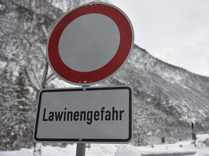 Ein Schild mit der Aufschrift "Lawinengefahr". Foto: Angelika Warmuth