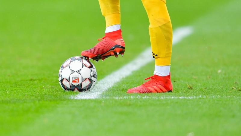 Ein Fußballer kickt den Ball. Foto: Uwe Anspach/dpa/Symbolbild Ein Fußballer kickt den Ball. Foto: Uwe Anspach/dpa/Symbolbild