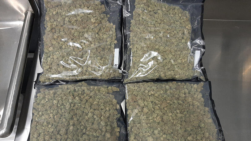 Der ehemalige Nato-Bunker in Leipheim hat eine neue Bestimmung - das soll man künftig auch vonaußen deutlich sehen, wie eine Visualisierung mit dem "Bavaria Weed"-Logo zeigt. In dem Hochsicherheitstrakt kommt in vakuumierten 500-Gramm-Packs Cannabis aus dem Ausland an und wird verarbeitet, erklärt Firmenmitbegründer Stefan Langer der AZ.