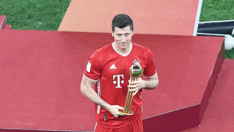 Robert Lewandowski vom FC Bayern München hält nach dem Spiel den Goldenen Ball.