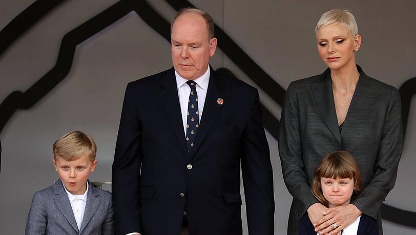 Fürst Albert II., Fürstin Charlène von Monaco und die beiden Kinder Jacques und Gabriella.