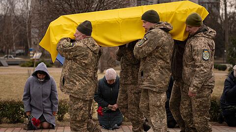 Ukrainische Soldaten in Boryspil tragen den Sarg von Volodymyr Hurieiev, der nahe Bachmut getötet wurde.