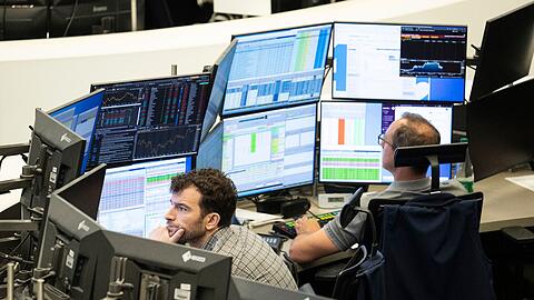Aktienhändler verfolgen die Kursentwicklung auf ihren Monitoren im Handelssaal der Deutschen Börse. Deutschlands Börsenschwergewichte bekommen die weltweite Konjunkturschwäche und die hohen Energiepreise in Deutschland zunehmend zu spüren.