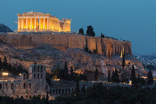 Das nennt man Sommer: 29 Grad und ein wolkenloser Himmel über der Athener Akropolis in der Abenddämmerung.