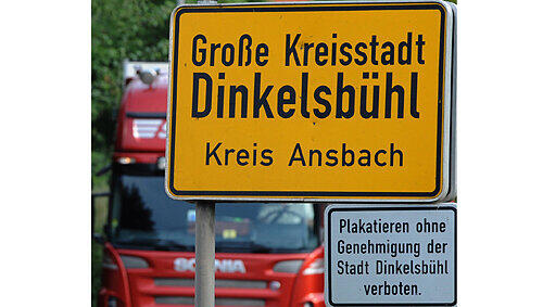 Vom Lkw-Verkehr geplagt: die B25 durch Dinkelsbühl. Vom Lkw-Verkehr geplagt: die B25 durch Dinkelsbühl.