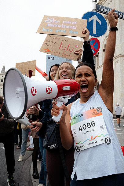 Entlang der Strecke sorgen Fans für besondere Marathon-Momente. Entlang der Strecke sorgen Fans für besondere Marathon-Momente.