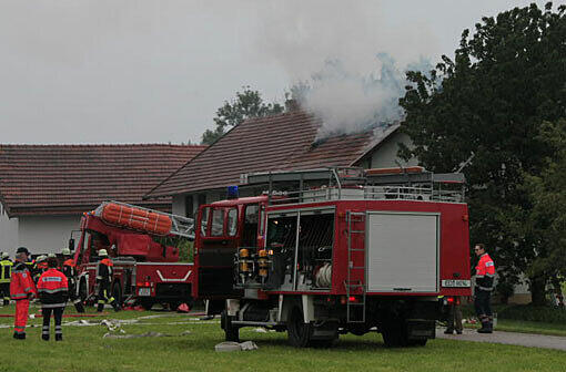 Ein offener Dachstuhlbrand in Strass bei Taufkirchen. Die Feuerwehr ist vor Ort.