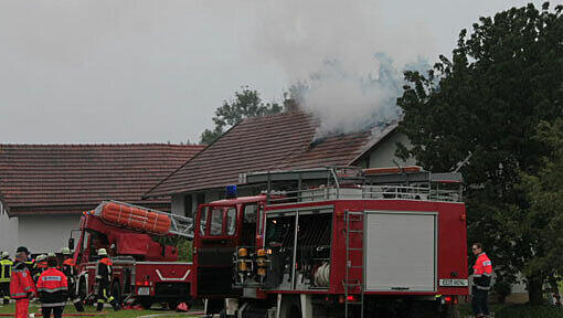 Ein offener Dachstuhlbrand in Strass bei Taufkirchen. Die Feuerwehr ist vor Ort. Ein offener Dachstuhlbrand in Strass bei Taufkirchen. Die Feuerwehr ist vor Ort.